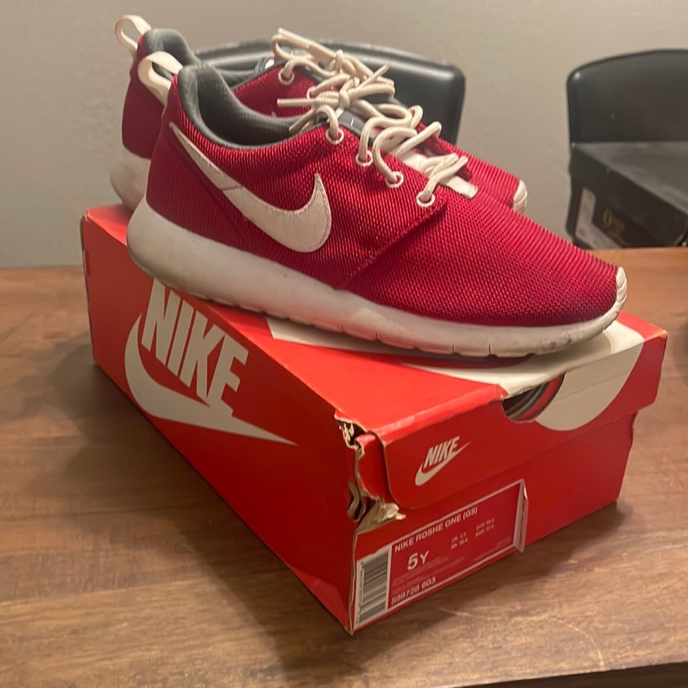 Red Nike Roshe